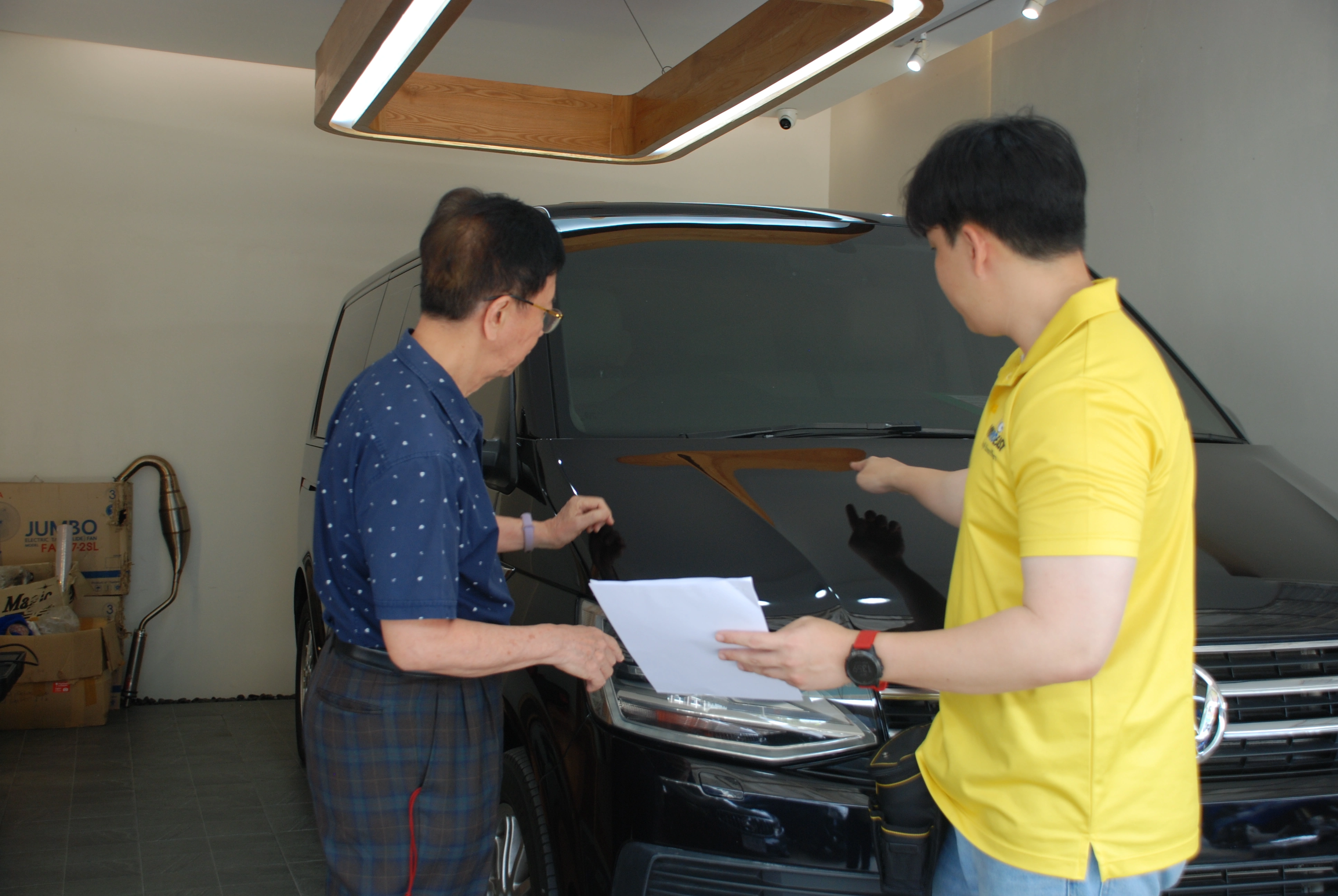 ตัวอย่างวิศวกรรับจ้างดูรถมือสองกำลังตรวจสภาพรถจริง