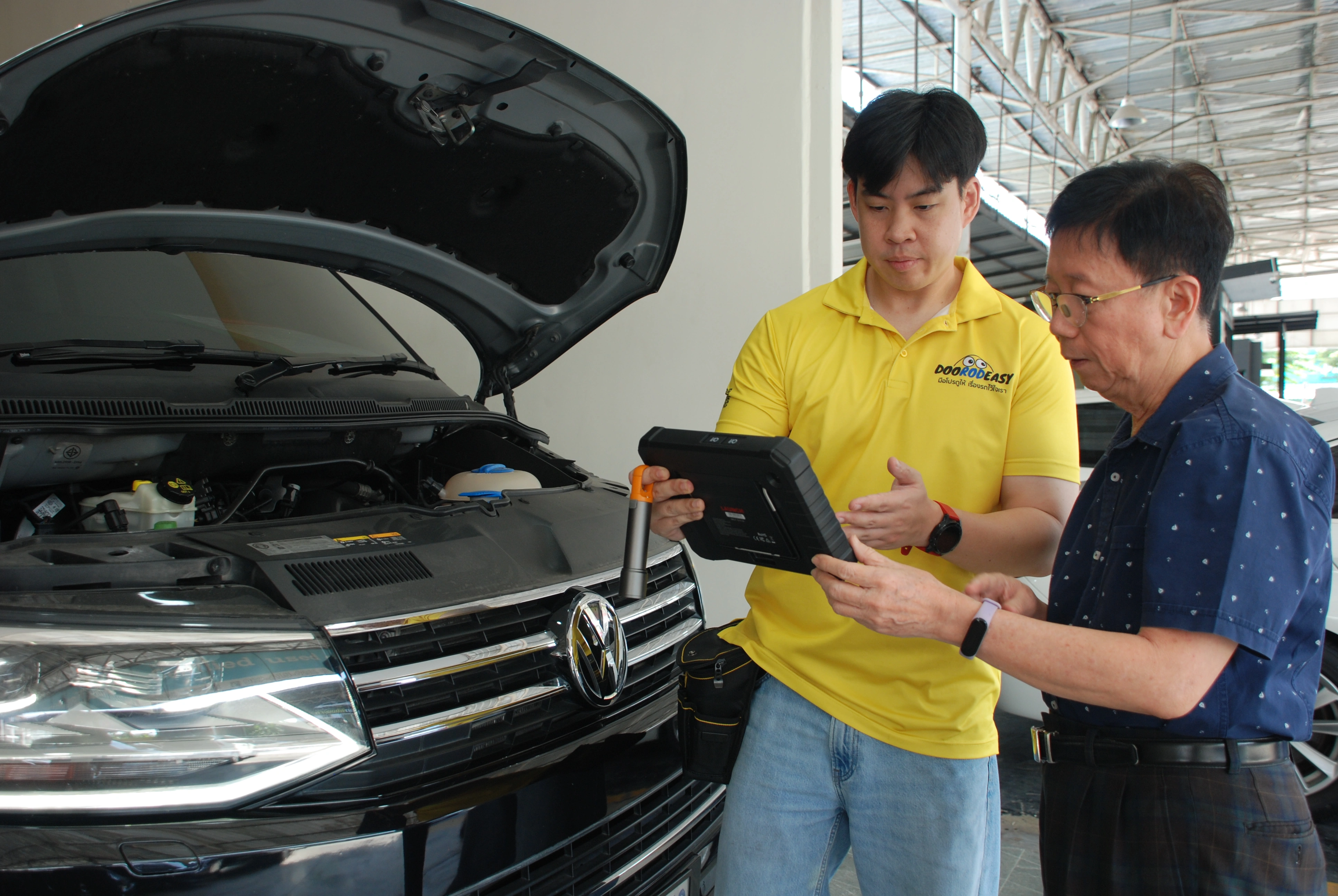 ลูกค้านัดผู้เชี่ยวชาญตรวจรถที่เต็นท์รถมือสอง