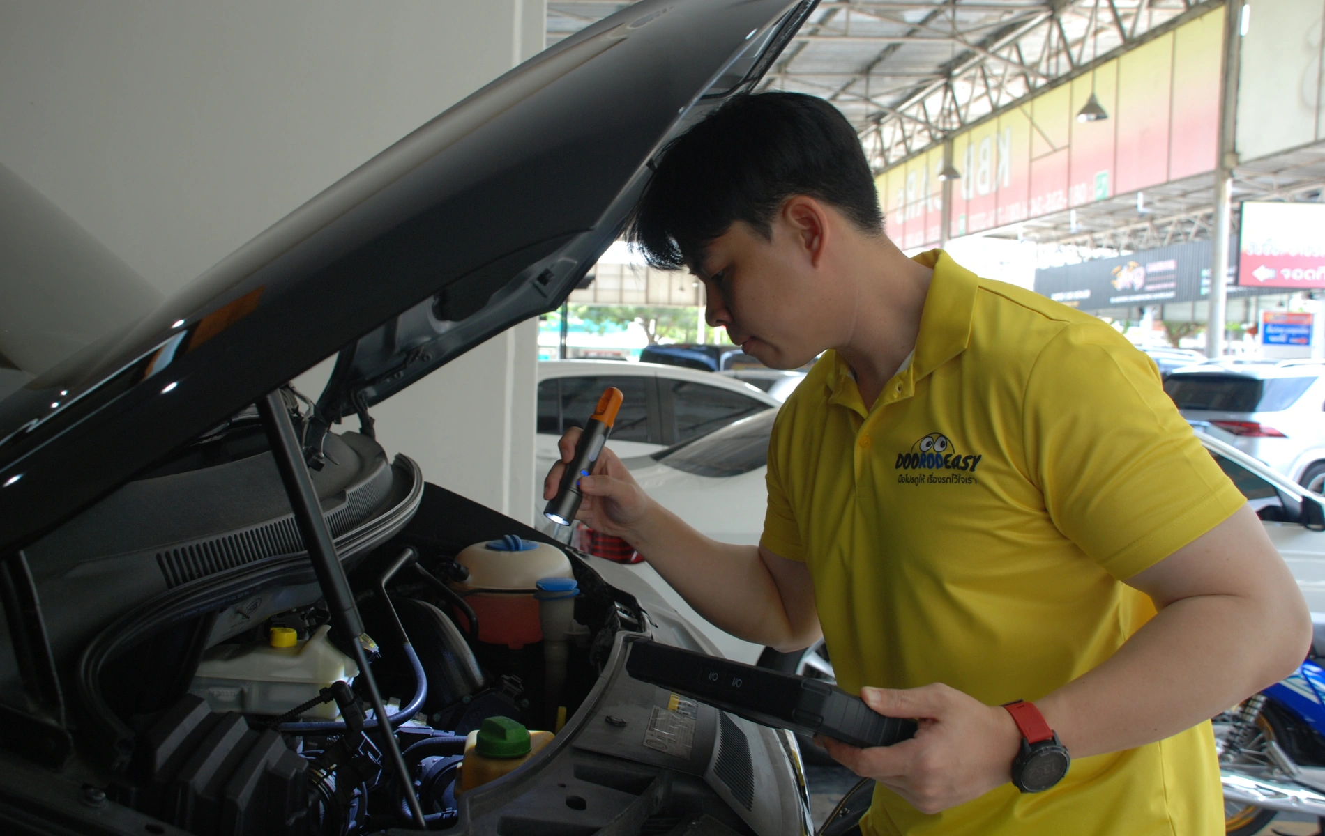 ทีมผู้เชี่ยวชาญรับตรวจสภาพรถมือสองกำลังตรวจรถให้ลูกค้า