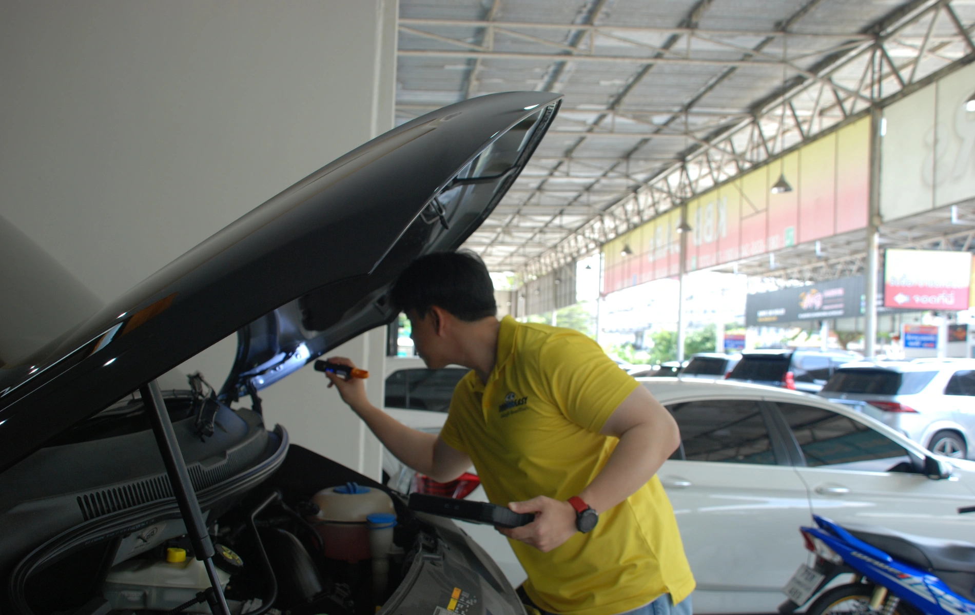 ช่างตรวจเครื่องยนต์รถมือสองก่อนตัดสินใจซื้อ