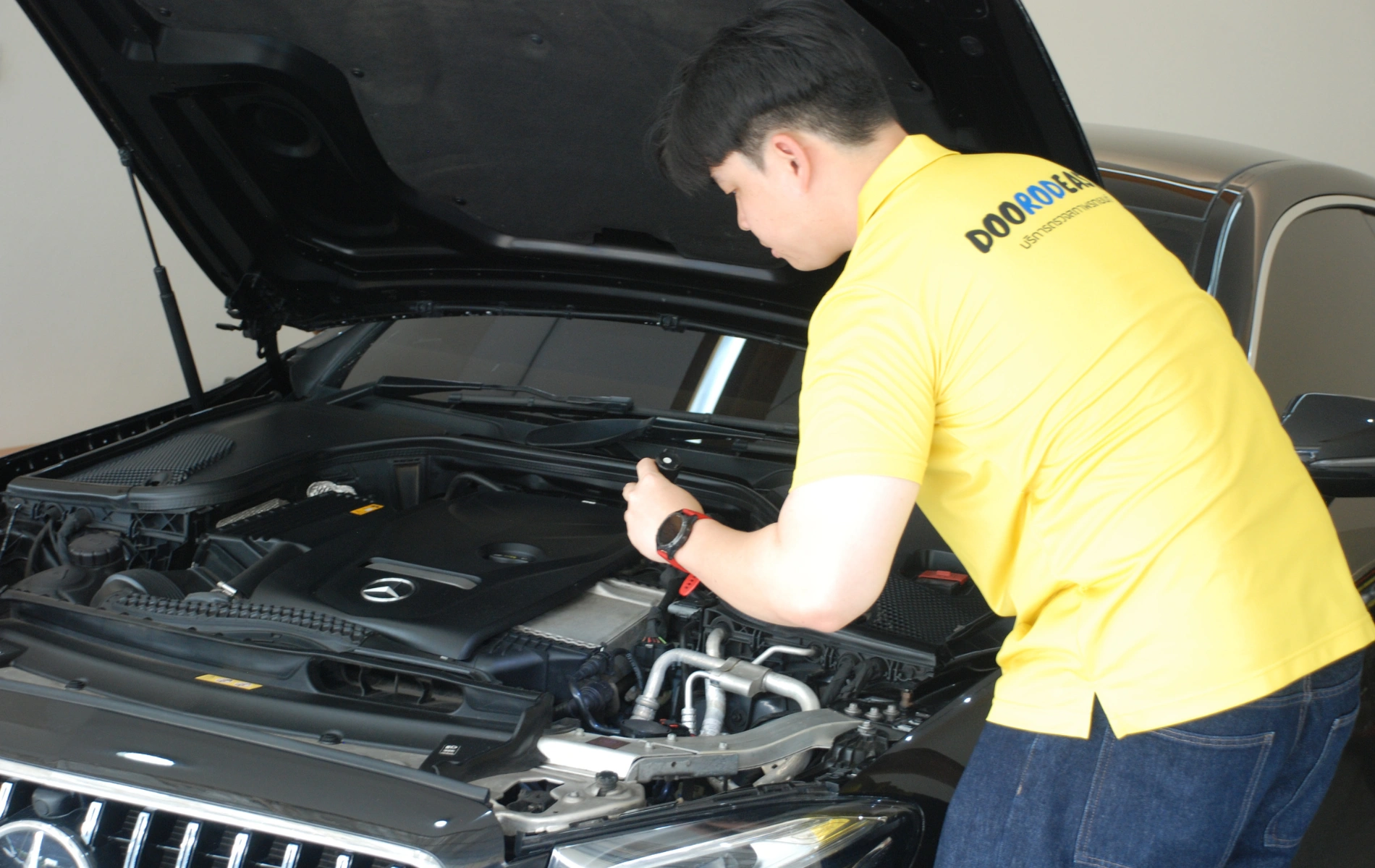 ตรวจตัวถังรถเบนซ์มือสอง ดูร่องรอยชนและน้ำท่วม